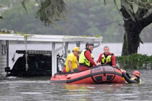 AT&T, Verizon, T-Mobile Offer Free Wireless Service After Hurricane Ian