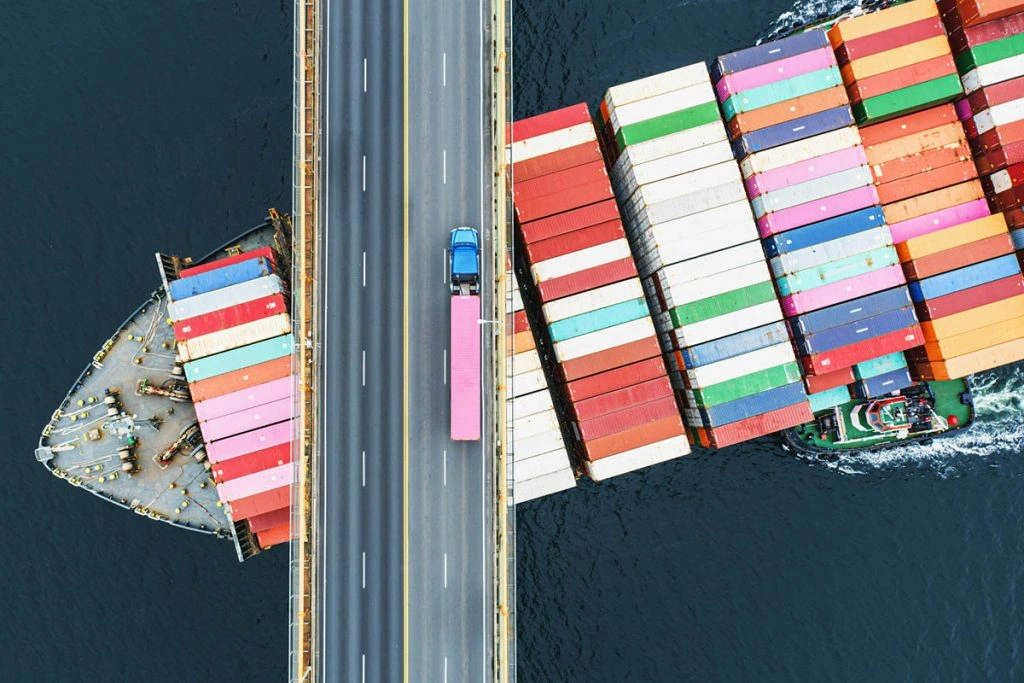 Supply Chain Shortages: 2025 Risks & Prep