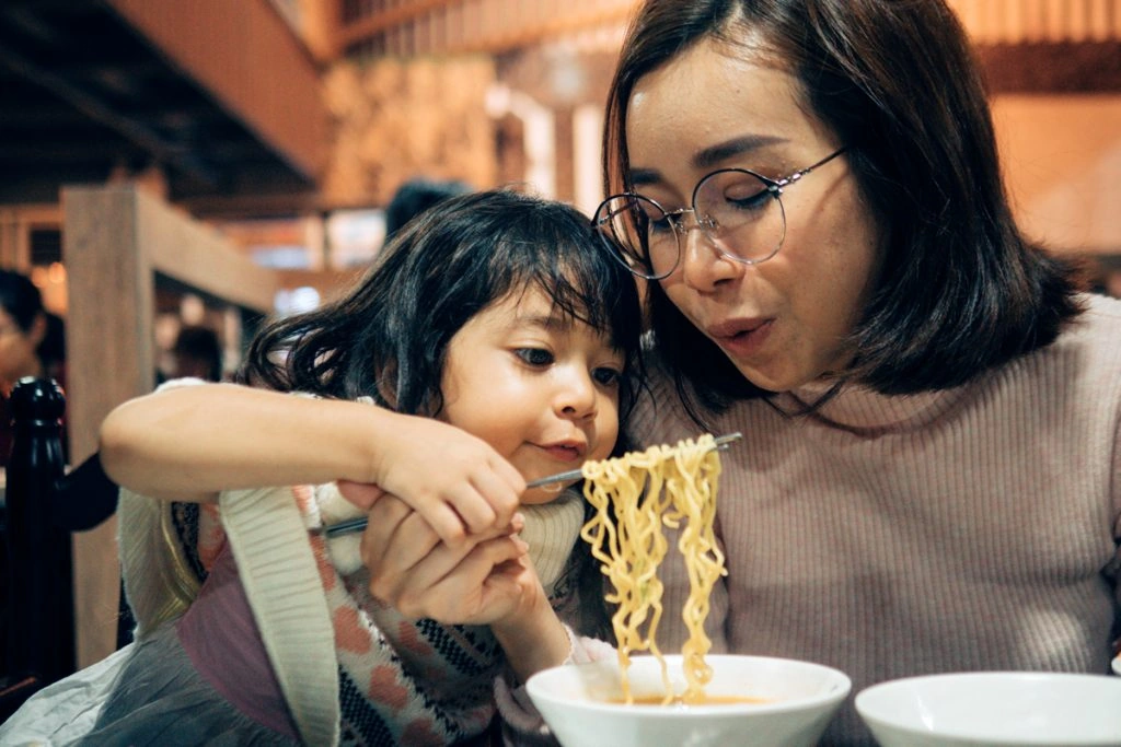 26 Tips to Spend Less When You Dine Out at Restaurants